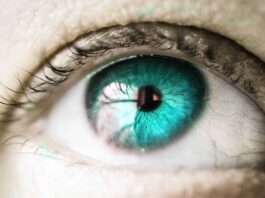 Beautiful-ligt-blue-eyes-motivational-quote-made-by-piplum