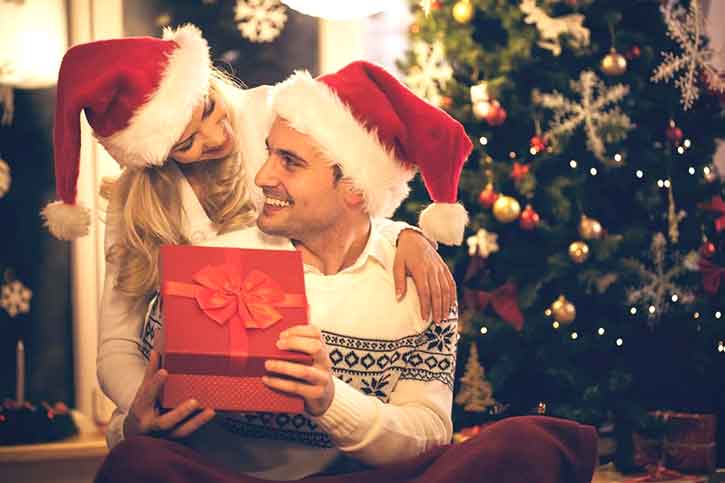 Christmas-couples-photography-Moment-of-giving-and-getting-gifts