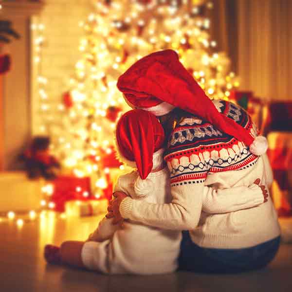 While your Christmas has its own traditions, every year and every holiday is unique. Therefore, it is vital to capture the memorable moments of family entertainment and Christmas gatherings. capture-the-memorable-moments-of-family-entertainment-and-Christmas-gatherings-photoshoot-ideas