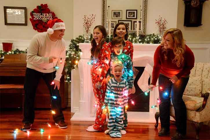Crazy-photoshoot-christmas-family-together-having-fun