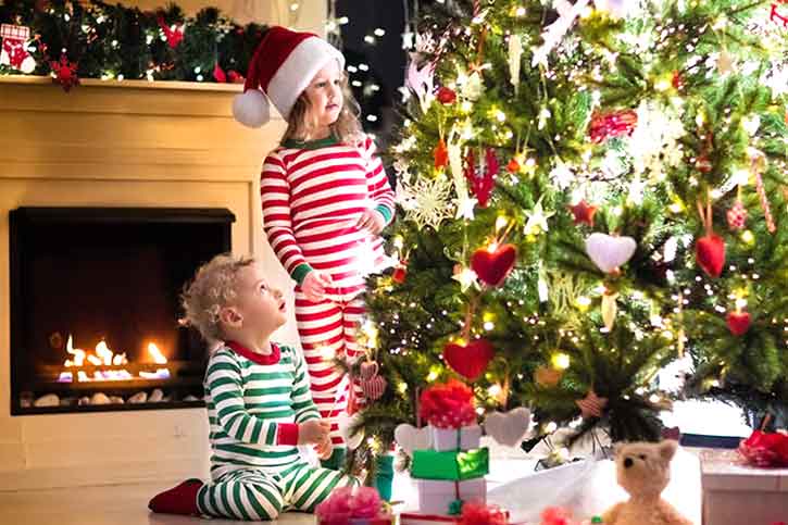 Kids-playing-with-christmas-tree