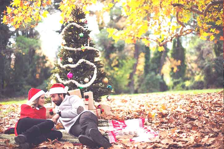 couple-in-nature-on-christmas