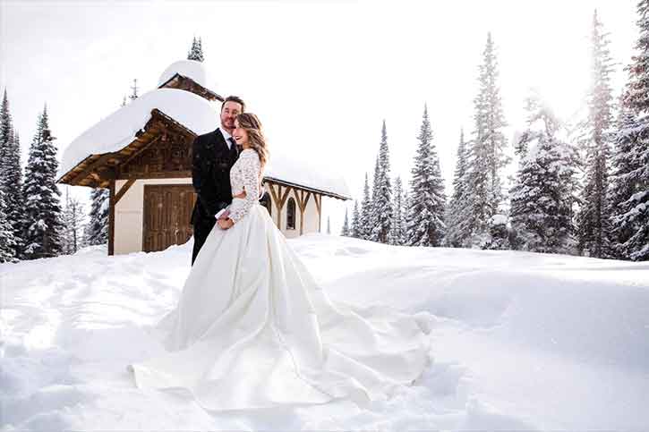 just-married-christmas-wedding-snow-Unexpected-photos-in-unexpected-places