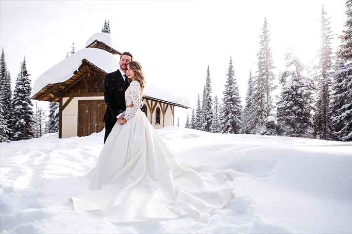 Unexpected photos in unexpected places just-married-christmas-wedding-snow-Unexpected-photos-in-unexpected-places