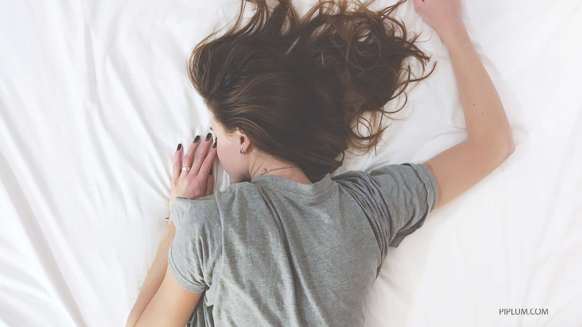 The body fights infection. Sweating at night may start earlier than a cough or other symptoms of tuberculosis. The-body-fights-infection-Sweating-at-night-may-start-earlier-than-a-cough-or-other-symptoms-of-tuberculosis.