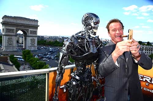 Arnold Schwarzenegger taking a selfie together with terminator in paris Arnold-Schwarzenegger-taking-a-selfie-together-with-terminator-in-paris