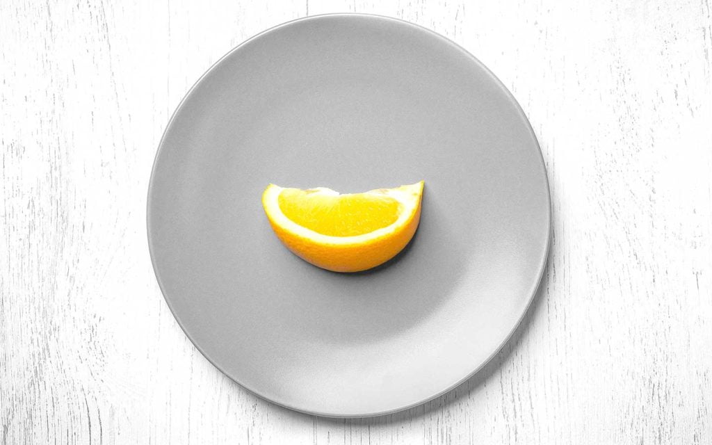 A healthy person should eat 3-5 times a day. If you minimize the frequency of eating, you will encounter health problems Healthy-Eating-what-lemon-plate-slice-no-problems
