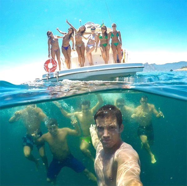 Amazing group selfie. Underwater photography idea. underwater-group-selfie-friends-vacation-guys-girls-yacht