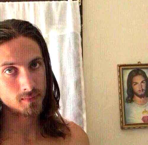 Sometimes selfies can be like that. Funny. A guy taking a selfie with a picture of Jesus. funny-jesus-selfie-same-guy-looks-similar