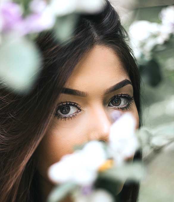 Taking a shot of your eyes can always bring some secret and mystery to your selfie. how-to-look-good-in-a-selfie-Eyes-and-flowers-mystery-secret